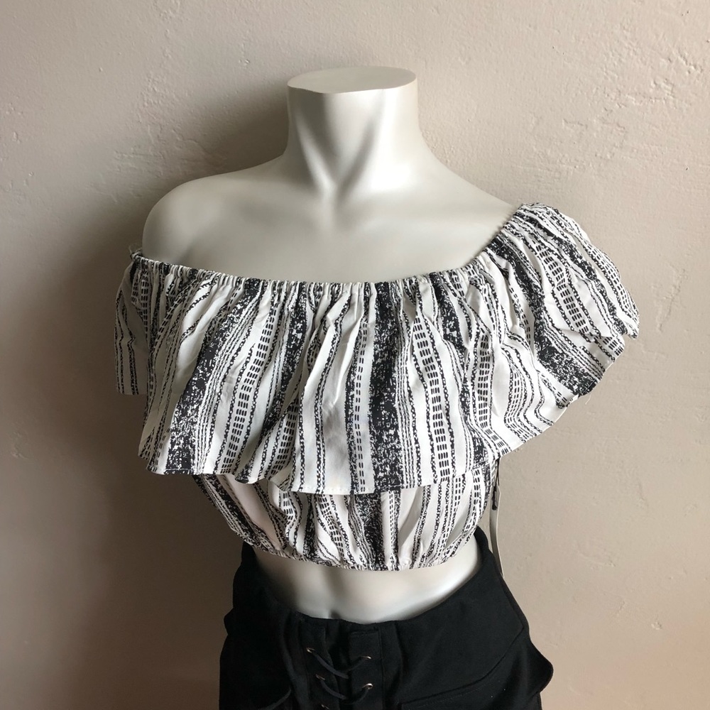 OFF SHOULDER BLACK AND WHITE PATTERNED CROP TOP